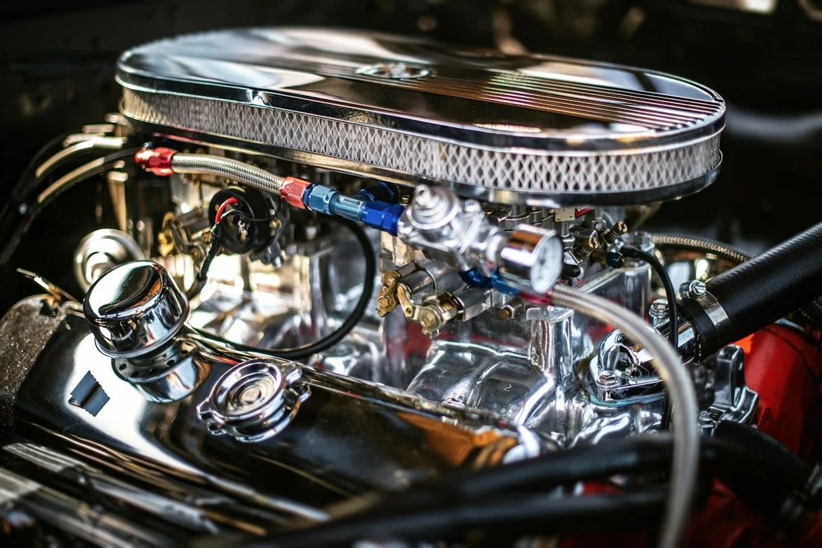 Gros plan d’un moteur automobile et de son système d’alimentation en carburant