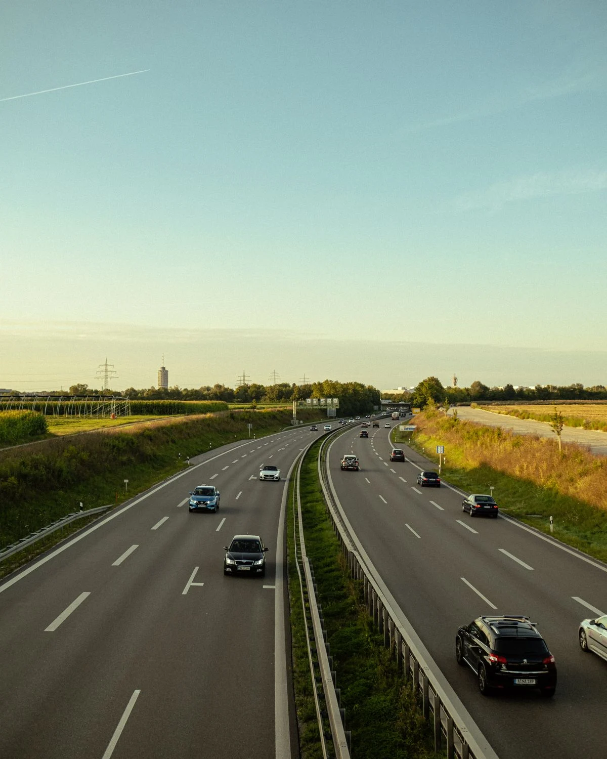 Véhicules circulant sur une autoroute en plein jour