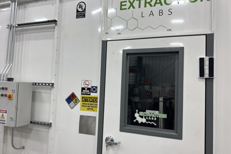 Equipo industrial de extracción con CO₂ supercrítico utilizado para producir Polysynaid 8000 y Polysynaid 8062.