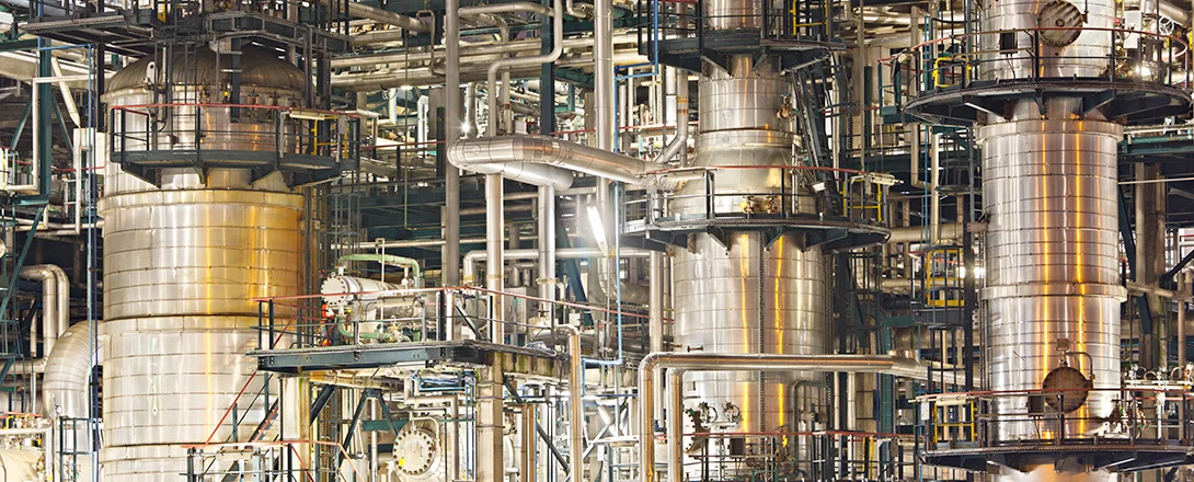 Equipamentos de processo e tubulações de refinaria