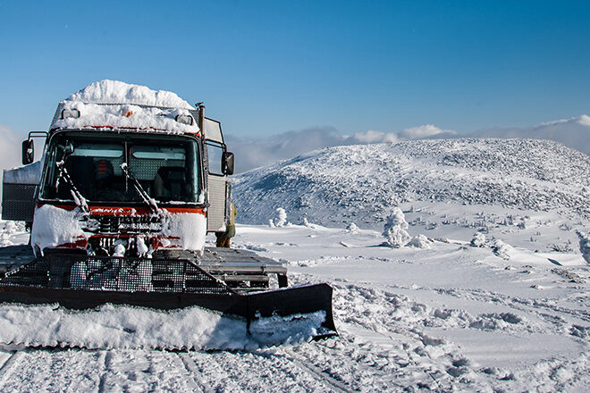 gato de las nieves en invierno Equipos diésel operando en condiciones invernales
